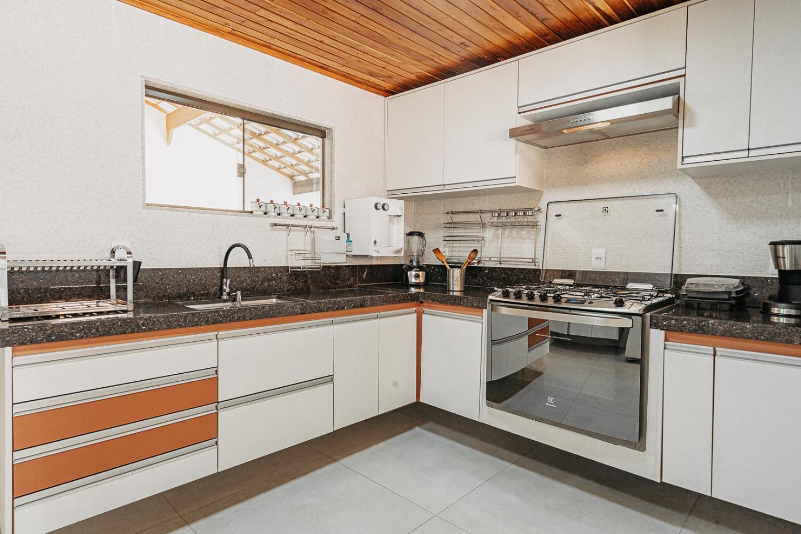 Casadecastelhanos, Quadra Do Mar De Castelhanos, 4 Suites Com Ar, Churrasqueira, Piscina, Hidromassagem, Cozinha Integrada Gourmet Ideal Para Familia E Amigos Anchieta  Exterior foto